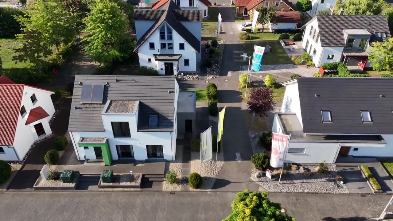 Luftaufnahme der Musterhausstraße mit eingerichteten Musterhäusern