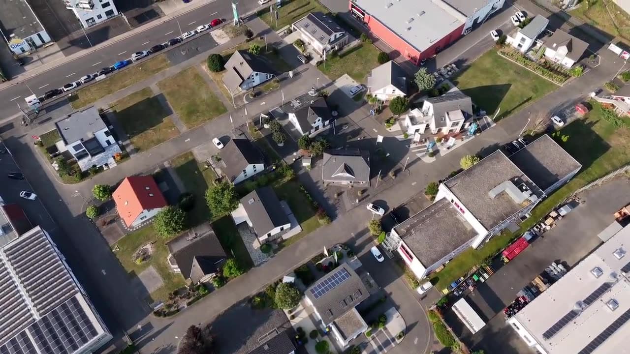 Luftaufnahme des Musterhauszentrums Mülheim-Kärlich mit umliegendem Gewerbepark