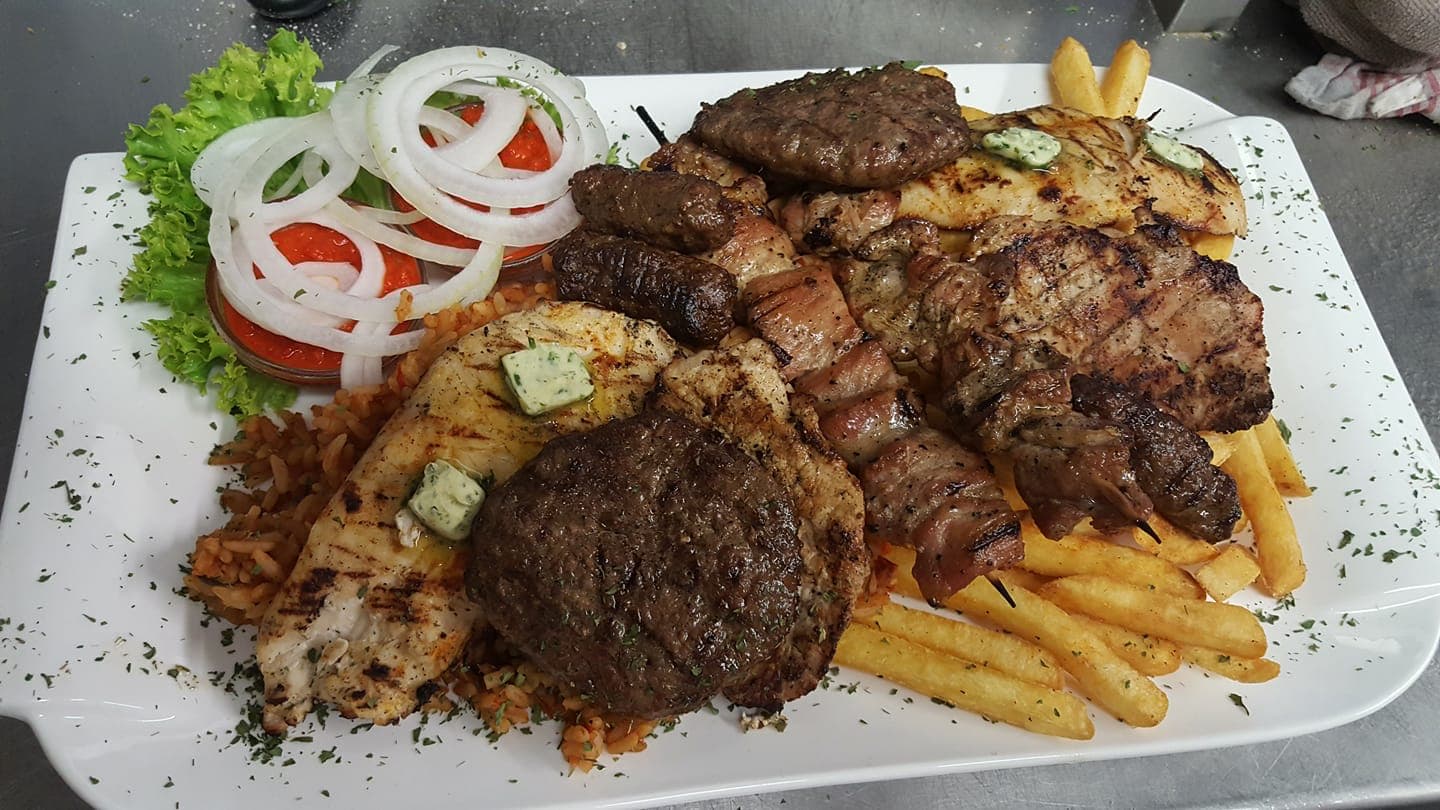 Grillplatte mit Steaks, Frikadellen und Pommes aus der Küche des Holzhaus