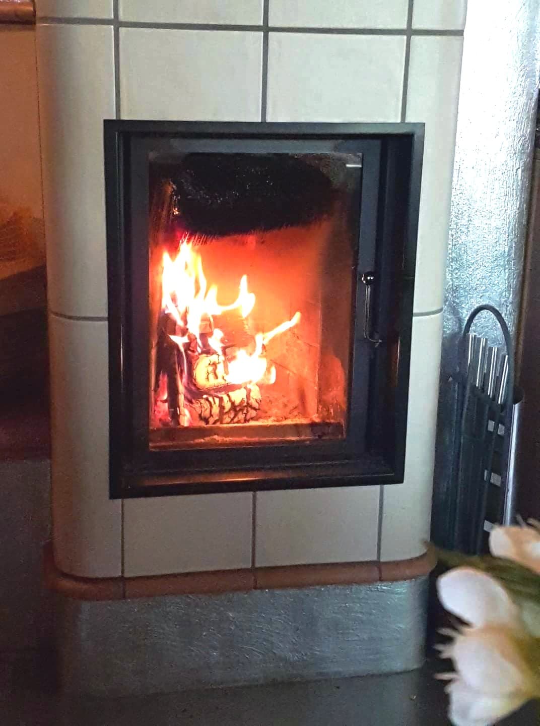 Kaminfeuer in der Gaststube des Holzhaus