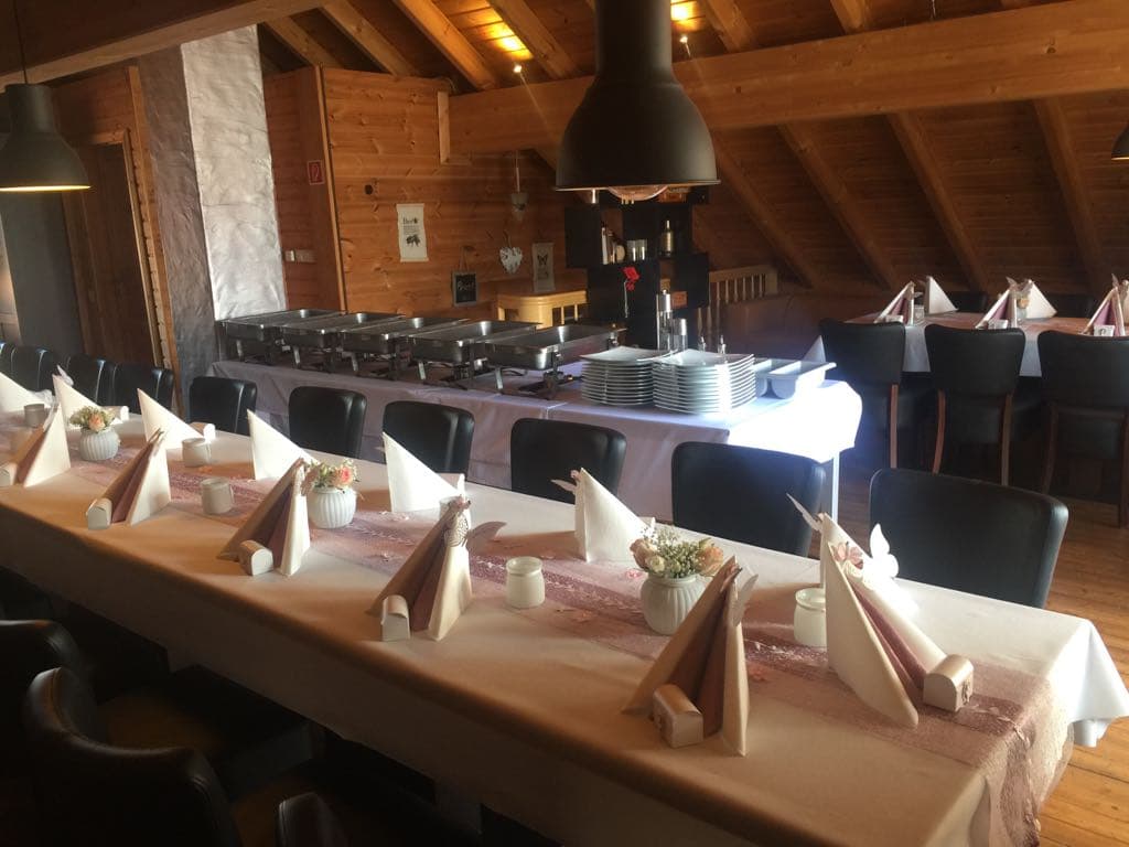 Festlich gedeckte Tafel im Saal des Holzhaus